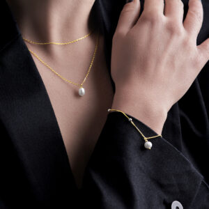 Colección de joyas de plata bañada en oro con colgante de perla natural: gargantilla y pulsera.
