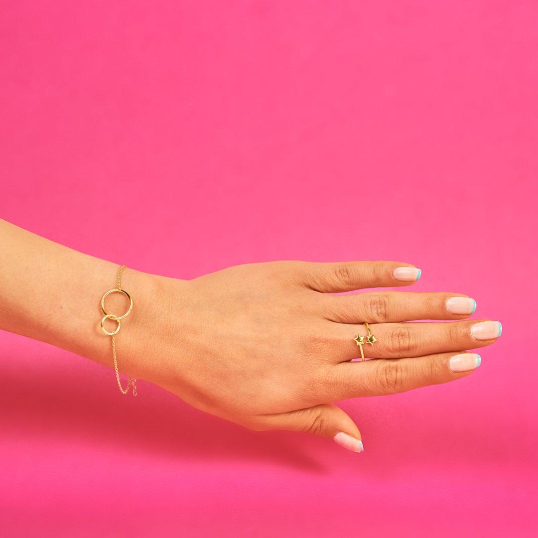 Anillo ajustable diseño estrellas. Fabricado en plata con baño de oro